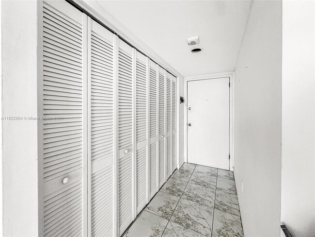 Building Photo - 2000 NE 135th St