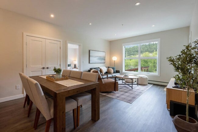 Building Photo - 901-907 7 St N