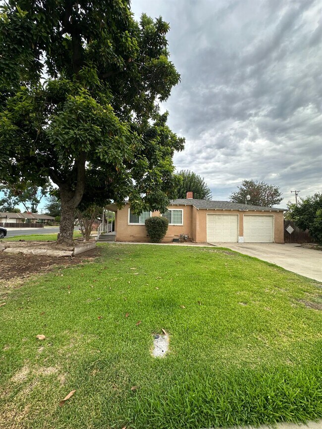 Building Photo - 707 N Villa Ave