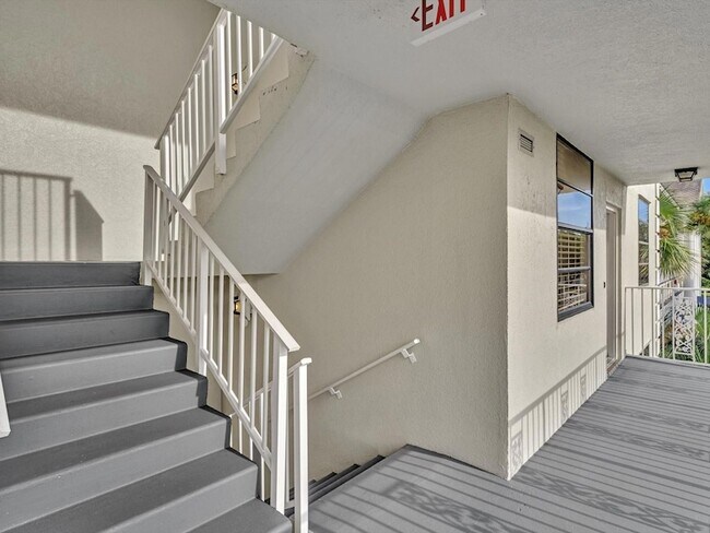 Foto del edificio - 1711 Whitehall Dr