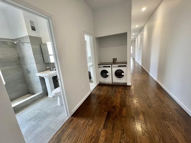 Building Photo - Private Bedroom in 5 beds, 2 full bath apt...