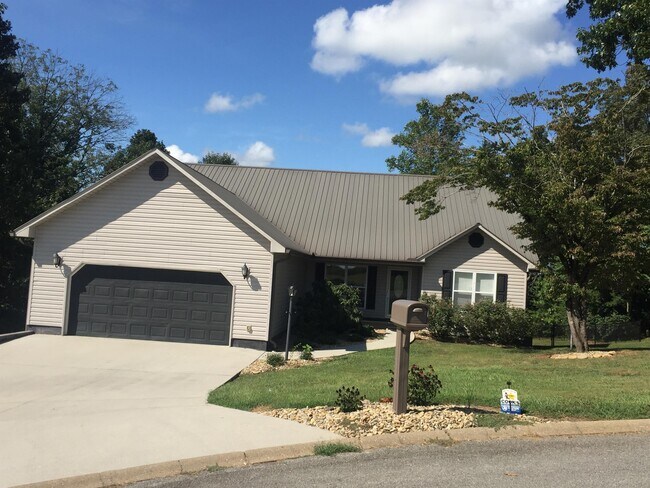 Building Photo - 177 Uphill Dr