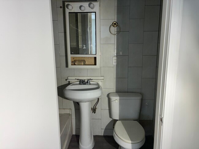 Foto del edificio - 156 E 107th St