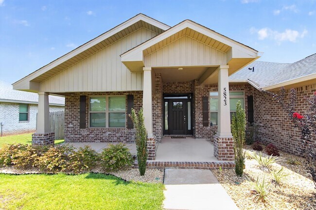 Foto del edificio - 5823 Crestlake Dr