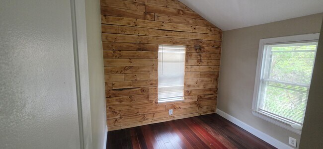 Building Photo - 13501 Vernon Ave