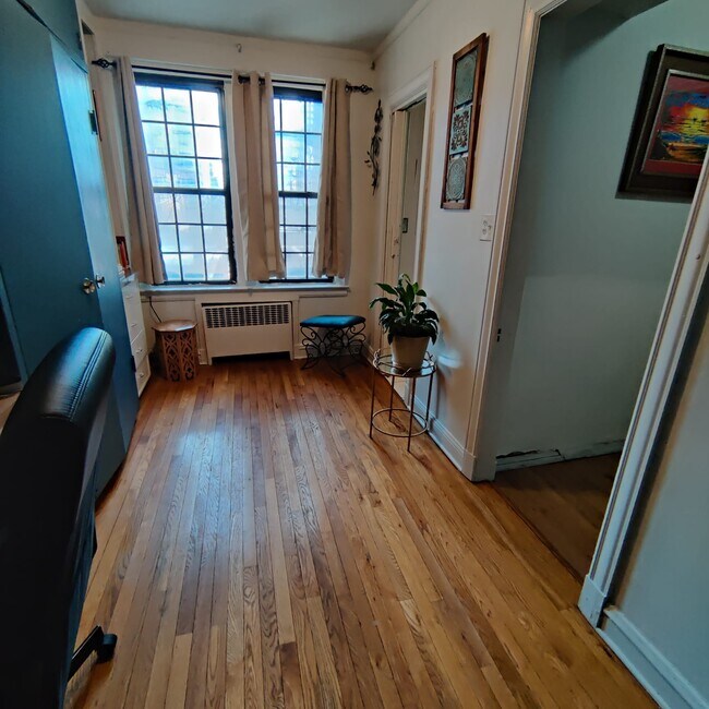 Office/Living room - 6901 S Oglesby Ave