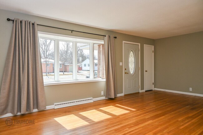 Foto del edificio - 4 Bed 2 Bath in Prime Location: Your Perfect Home Close to UND!