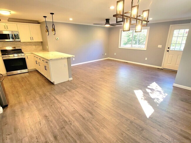 Building Photo - 13 Oak Forest Dr