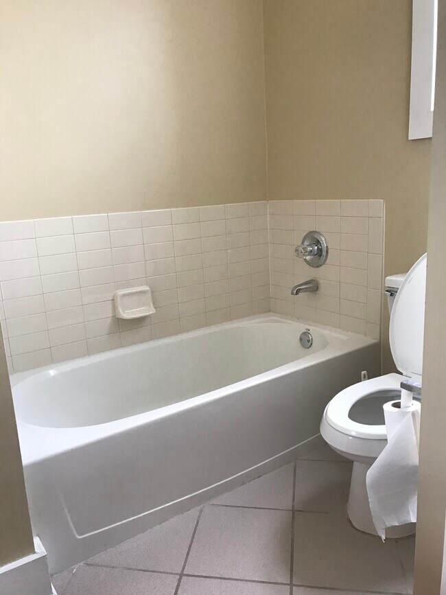 Bath tub - 502 Pryor St SW