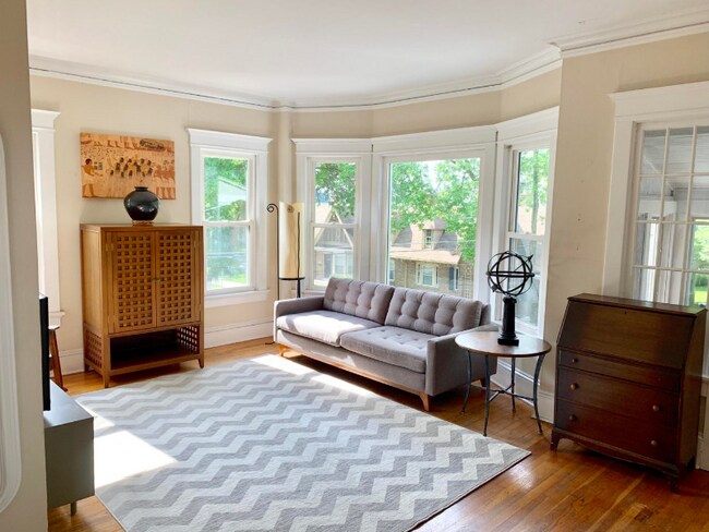 Foto del edificio - 2719 E Hartford Ave