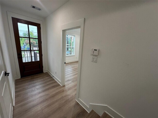 Foto del edificio - 2828 Versailles Oak Ln