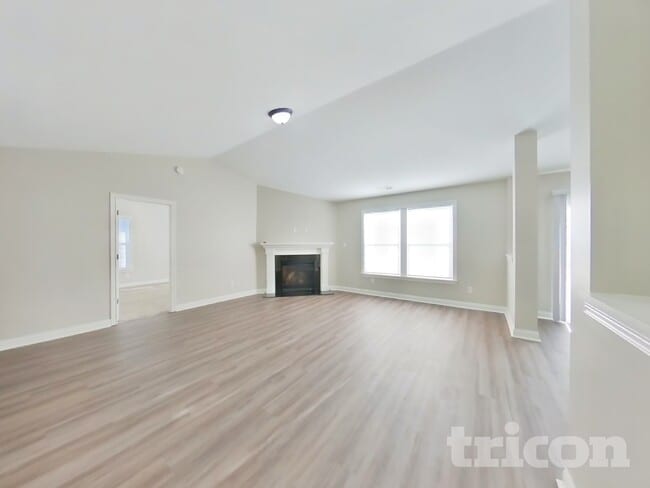 Foto del edificio - 3345 Deerbrook Dr