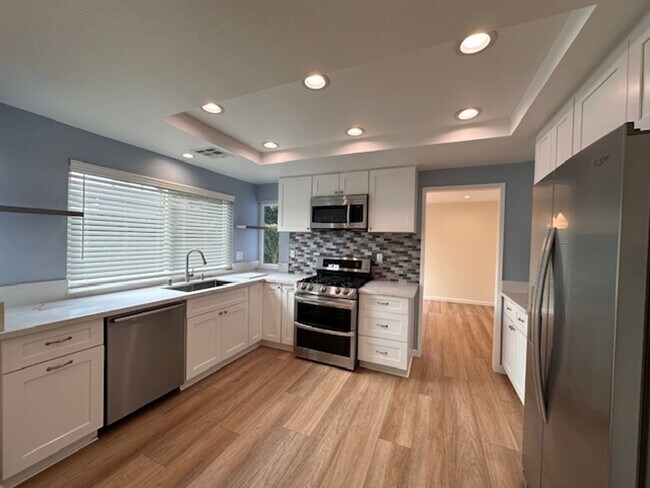 Foto del edificio - Beautiful 4-Bedroom Home located in one of most desirable neighborhoods