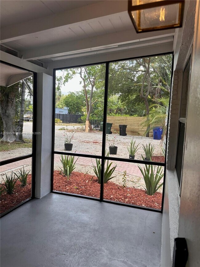Foto del edificio - 1733 SW 13th St