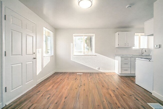 Building Photo - 376 W 700 N