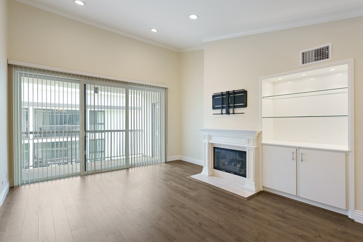 Living Room - 911 N Kings Rd