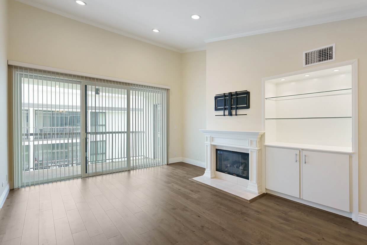 Living Room - 911 N Kings Rd
