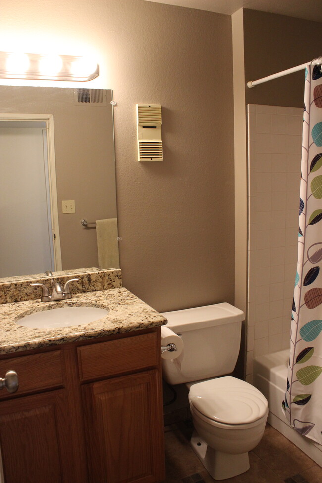 Main bathroom, tub - 14152 E Colorado Dr