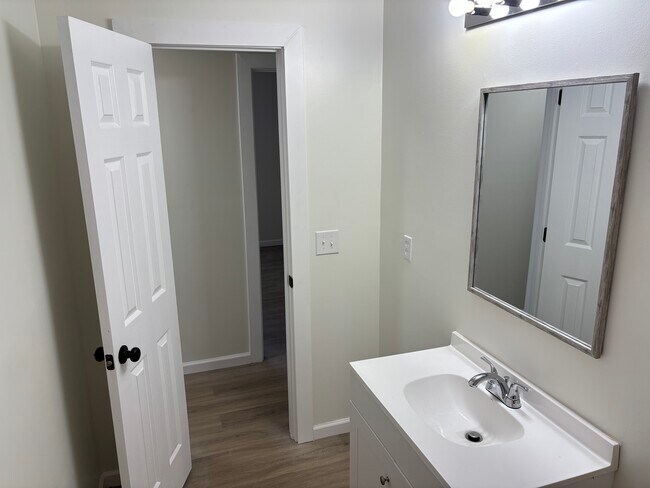 Baño del pasillo - 1235 Harrell