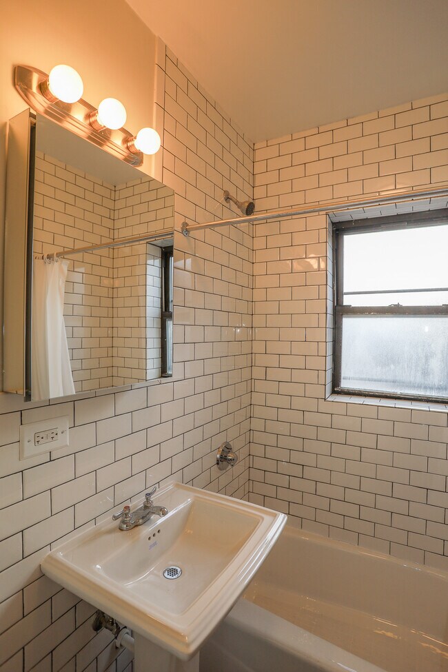 Foto del edificio - 1702 W Albion Ave