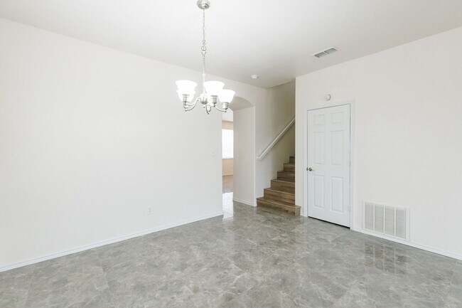 Foto del edificio - Half Off First Full Month's Rent! Huge 3/2...