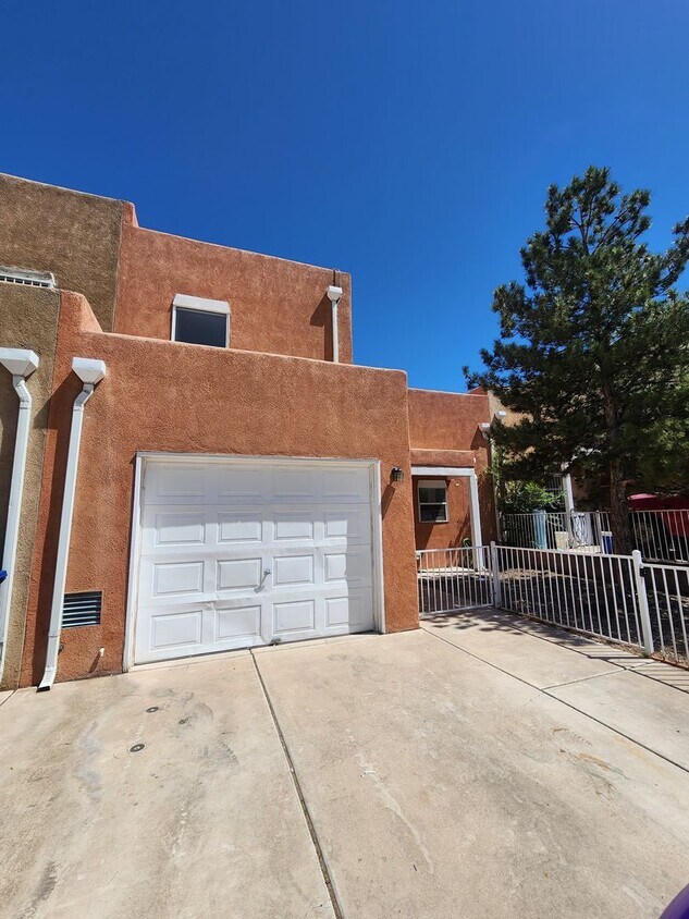 Foto principal - Charming Townhome in Southeast Albuquerque