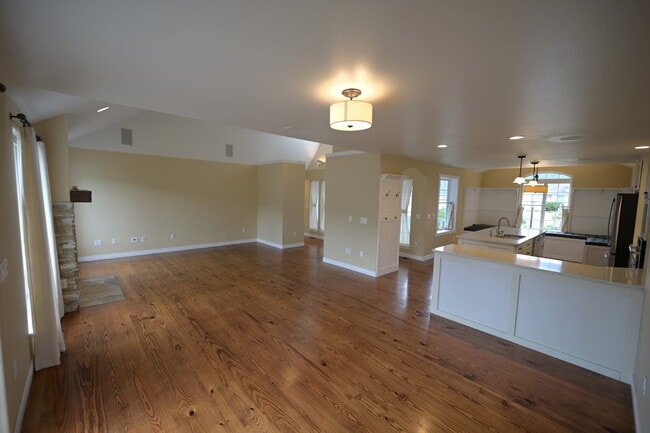 Building Photo - 3 bed 2 bath home near Carrie Blake Park, ...