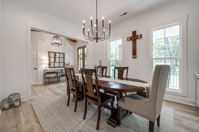 Building Photo - Gorgeous 4 bedroom 3.5 bath on 6+ acres in...