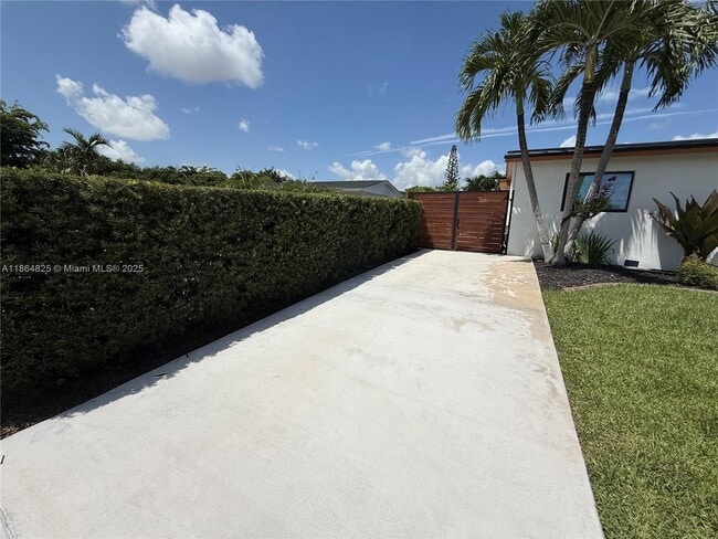 Foto del edificio - 16800 NW 72nd Ct