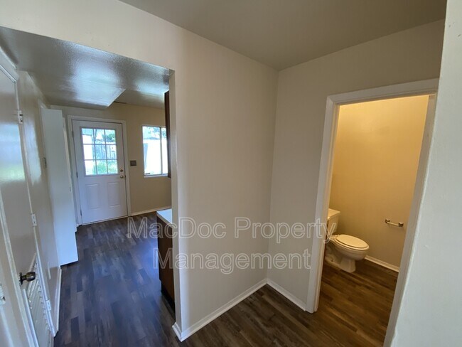 Foto del edificio - 729 Bellows Ave