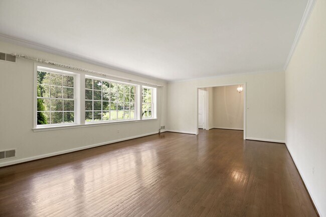 Building Photo - 3 Bed 3 Bath - Potomac Falls Rambler - 2 Car Garage