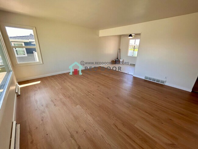 Foto del edificio - 5-bedroom, 2-bathroom house offers the perfect blend of comfort and functionality