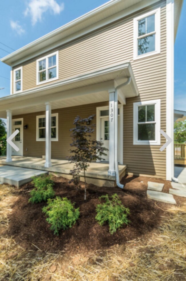 Foto del edificio - HUGE newly built 4 bed / 4.5 bath townhouse!