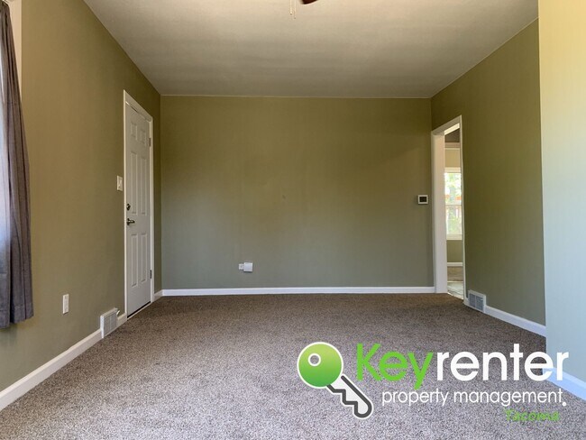 Building Photo - Recently Remodeled 3bd/1.5Bath Tacoma House!