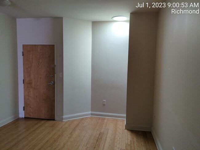 Building Photo - 1 bedroom condo with parking garage