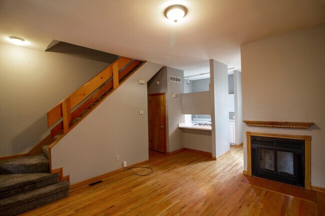 Building Photo - Large Townhome w/ garage in sought after Gate District!