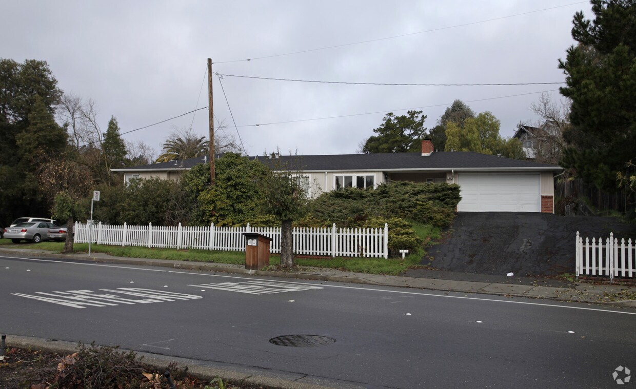 Foto del edificio - 3510 Deer Hill Rd