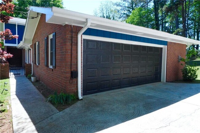 Building Photo - 2421 Fieldstone Dr SE