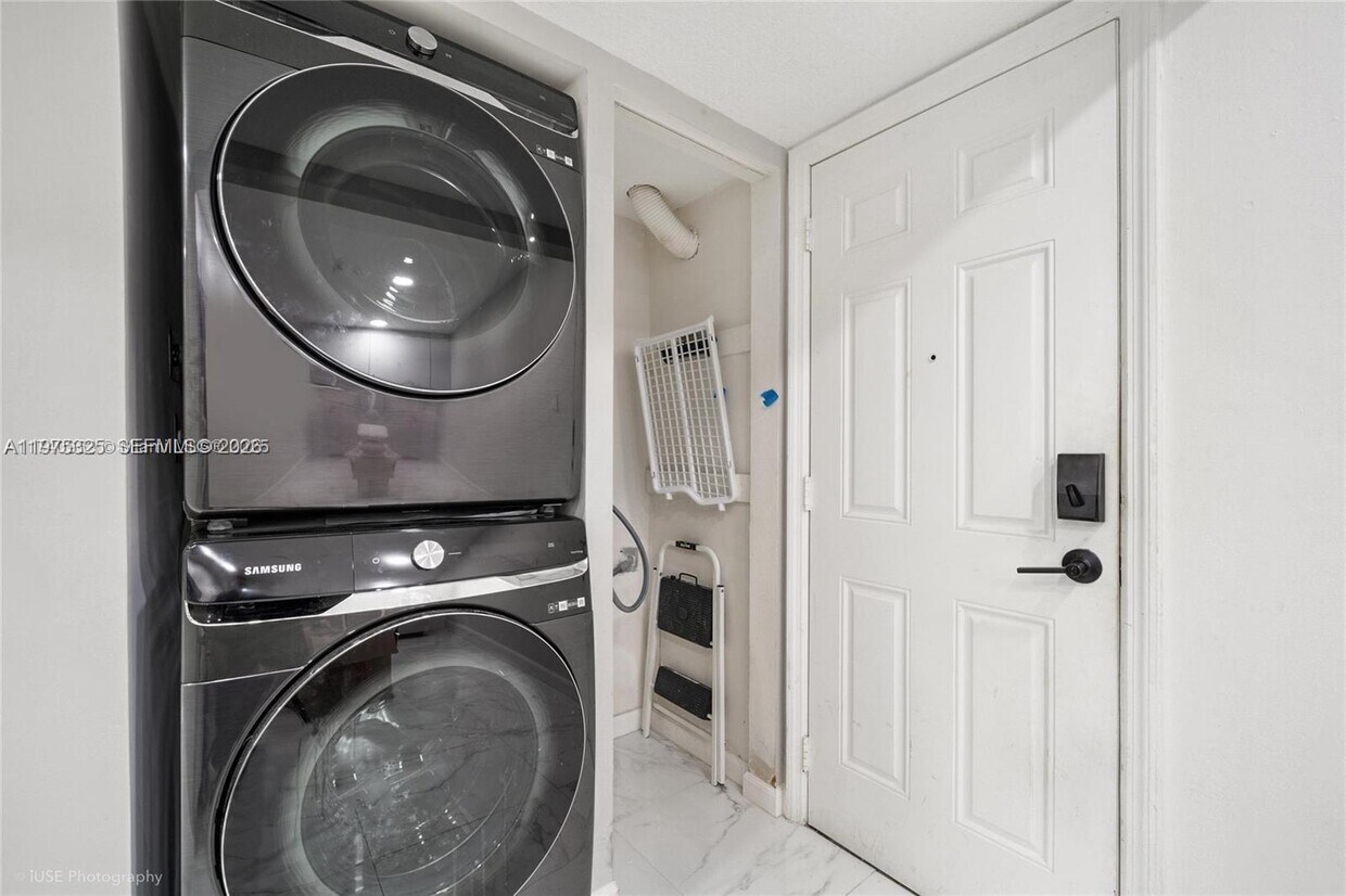 Foto del edificio - 10000 NW 80th Ct