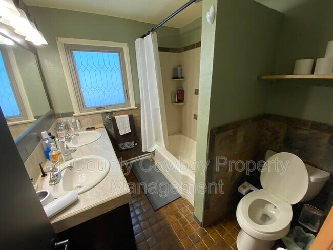 Foto del edificio - 2035 Spring Creek Dr