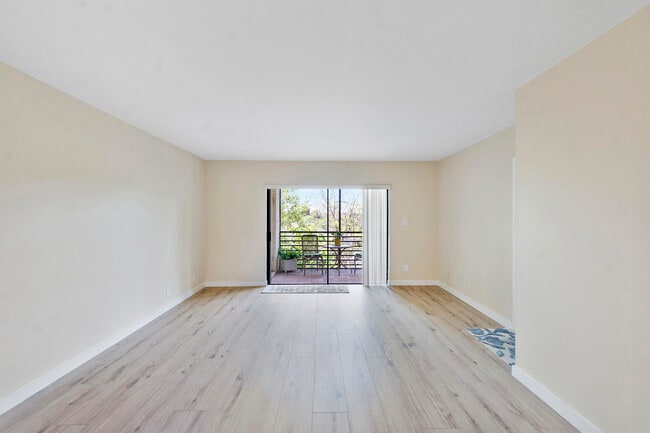 Building Photo - 126 S Cypress Rd