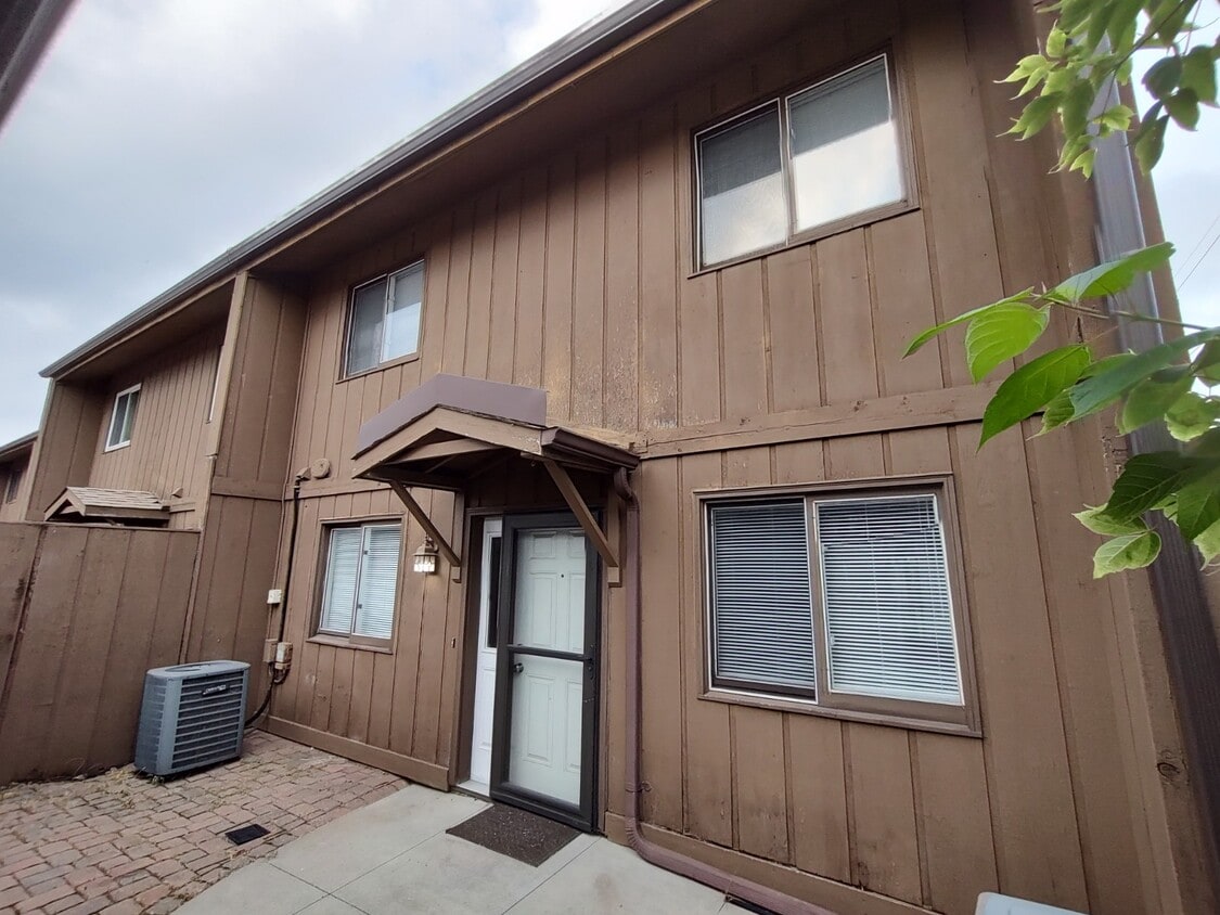 Primary Photo - 989 11th Ave SW