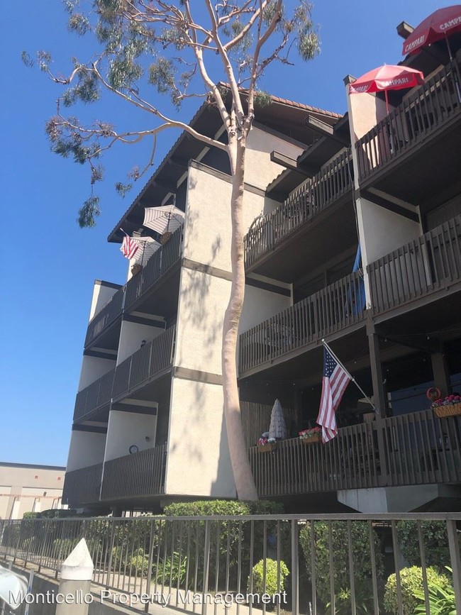 Building Photo - 5235 Marina Pacifica Dr N