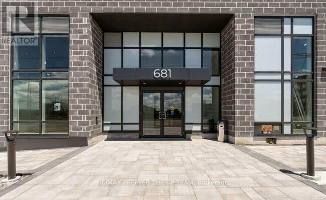 Building Photo - 681 Yonge St