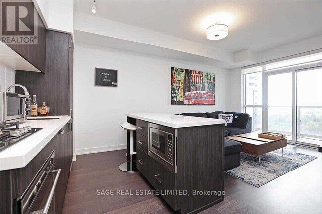 Building Photo - 501-501 St Clair Ave W