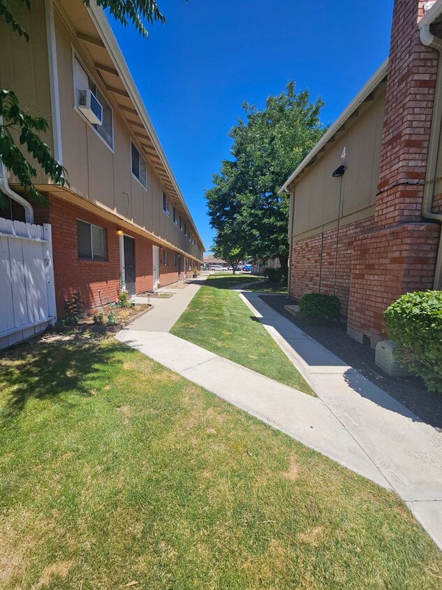 Primary Photo - Roomiest Townhouse in All of Carson? Water...