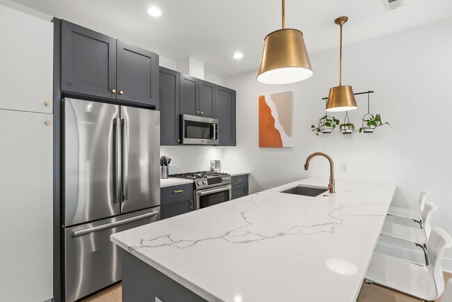 Building Photo - Bi-Level Shaw Condo