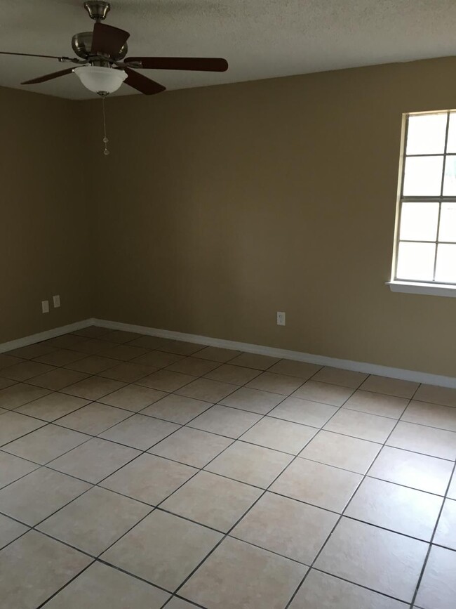 Building Photo - 1800 Ponderosa Pl