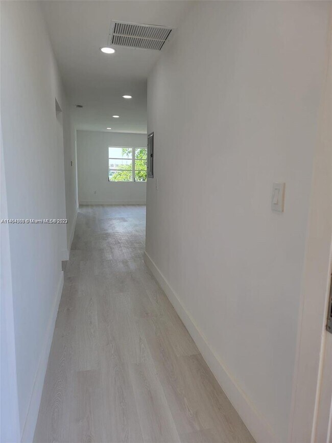 Building Photo - 251 NE 187th St