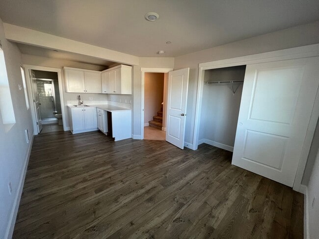 Building Photo - Beautiful 4 Bedroom 3.5 BA Home! Mother in...